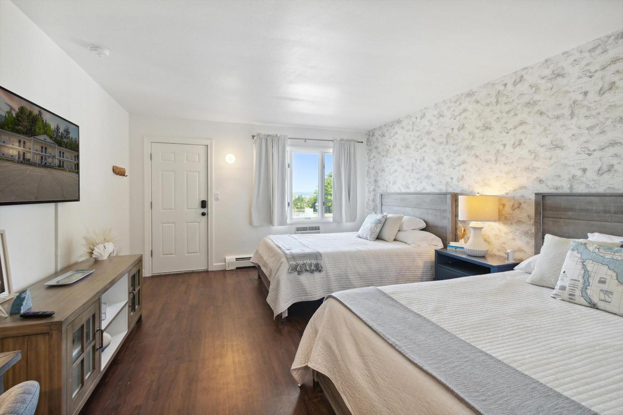 Self Check-In Lake Views Workspace 2 Queen Beds Villa Petoskey Exterior photo